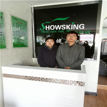 秀丝顿植物养发头疗改善头皮的血液循环促使毛囊的新陈代谢，有利于头发的生长
