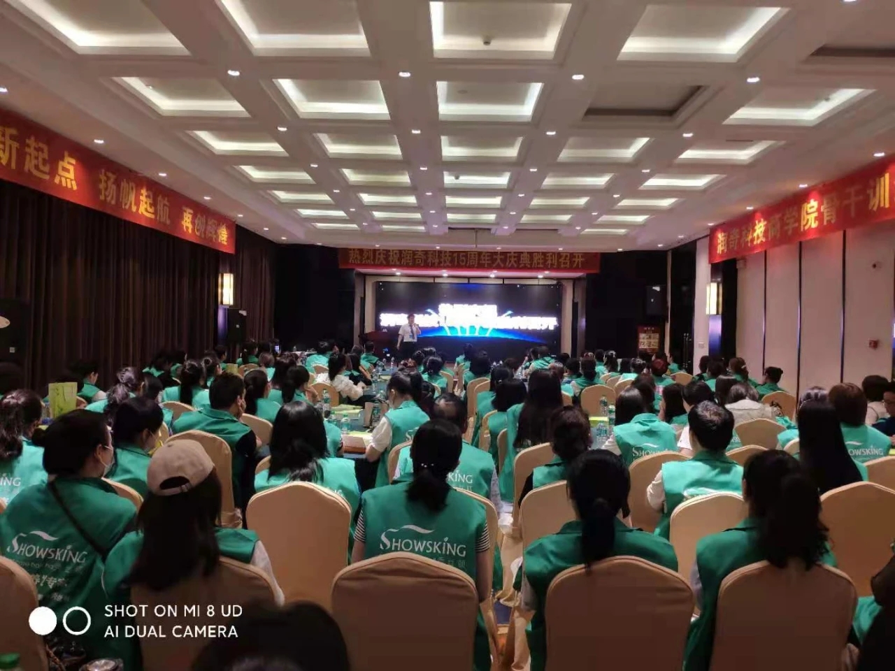 秀丝顿植物养发可以有效地滋养你的头皮和头发，让你的头发恢复健康的光彩