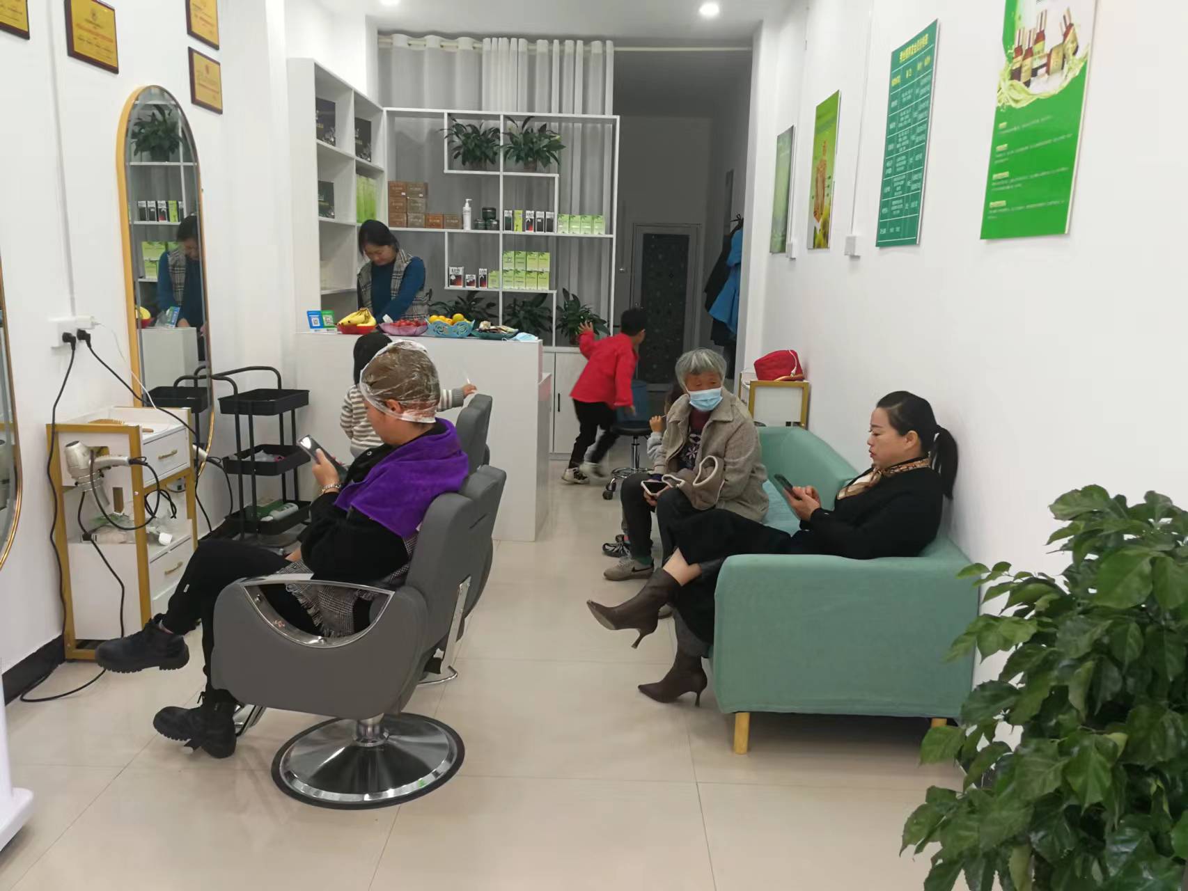 秀丝顿植物养发是一种安全、有效的改善白发的办法