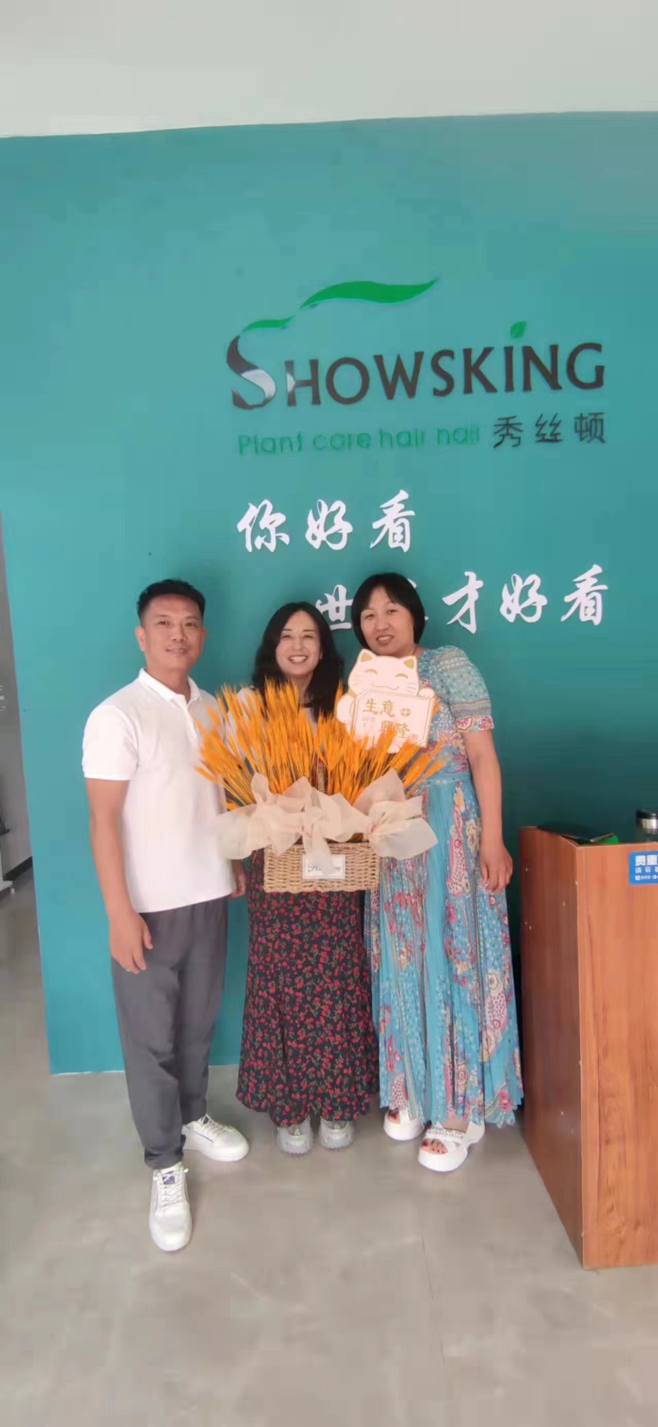 秀丝顿植物染发采用天然植物成分，不含有任何化学染发剂