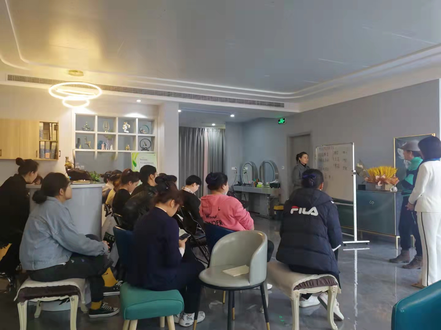 秀丝顿植物养发头疗养发馆经过10多年发展已经加盟1000多家店面
