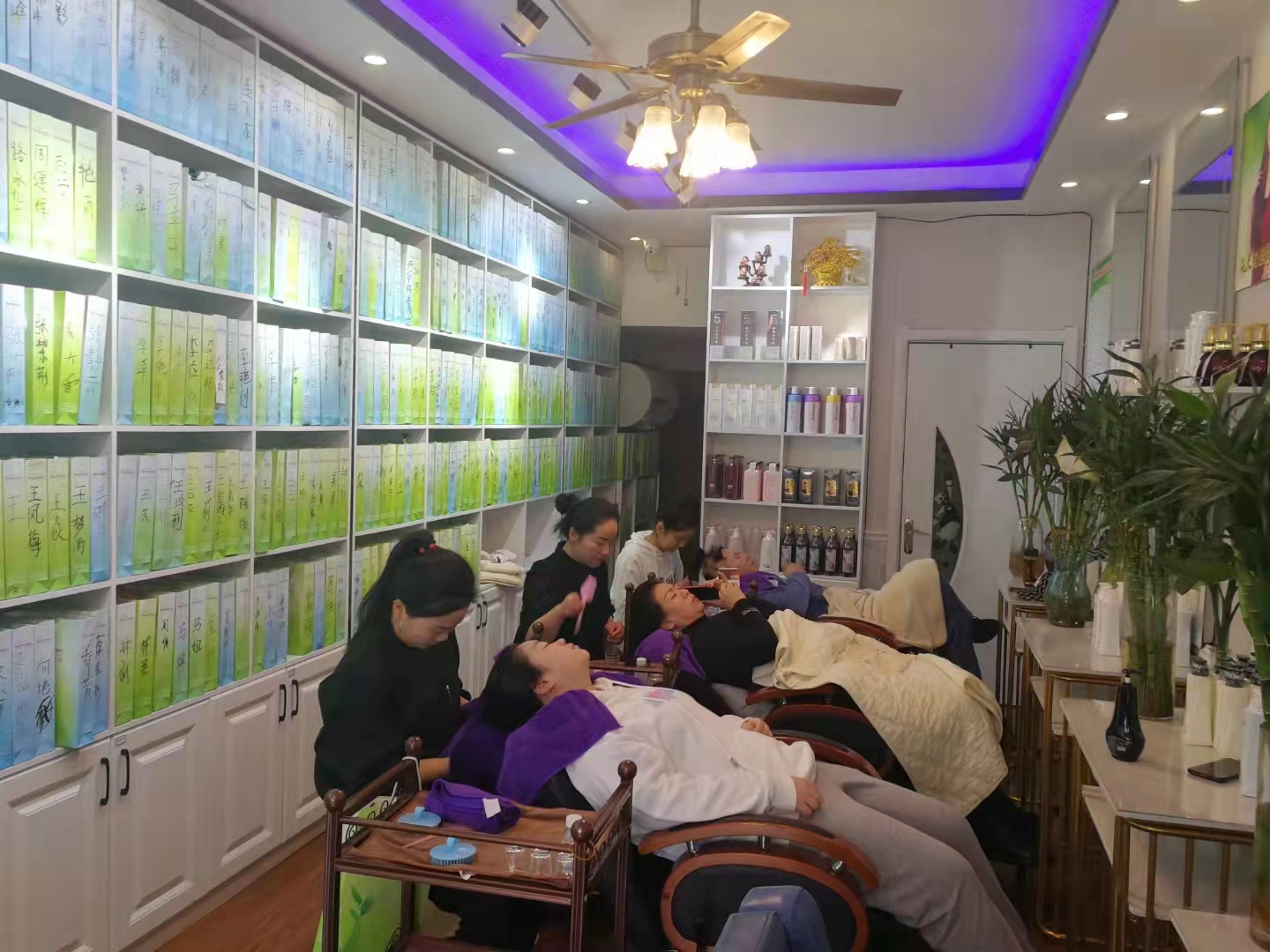 秀丝顿植物染发采用了天然的花粉、鸡蛋、蜂蜜、食盐和醋等成分，不会刺激你的头皮，也不会导致过敏