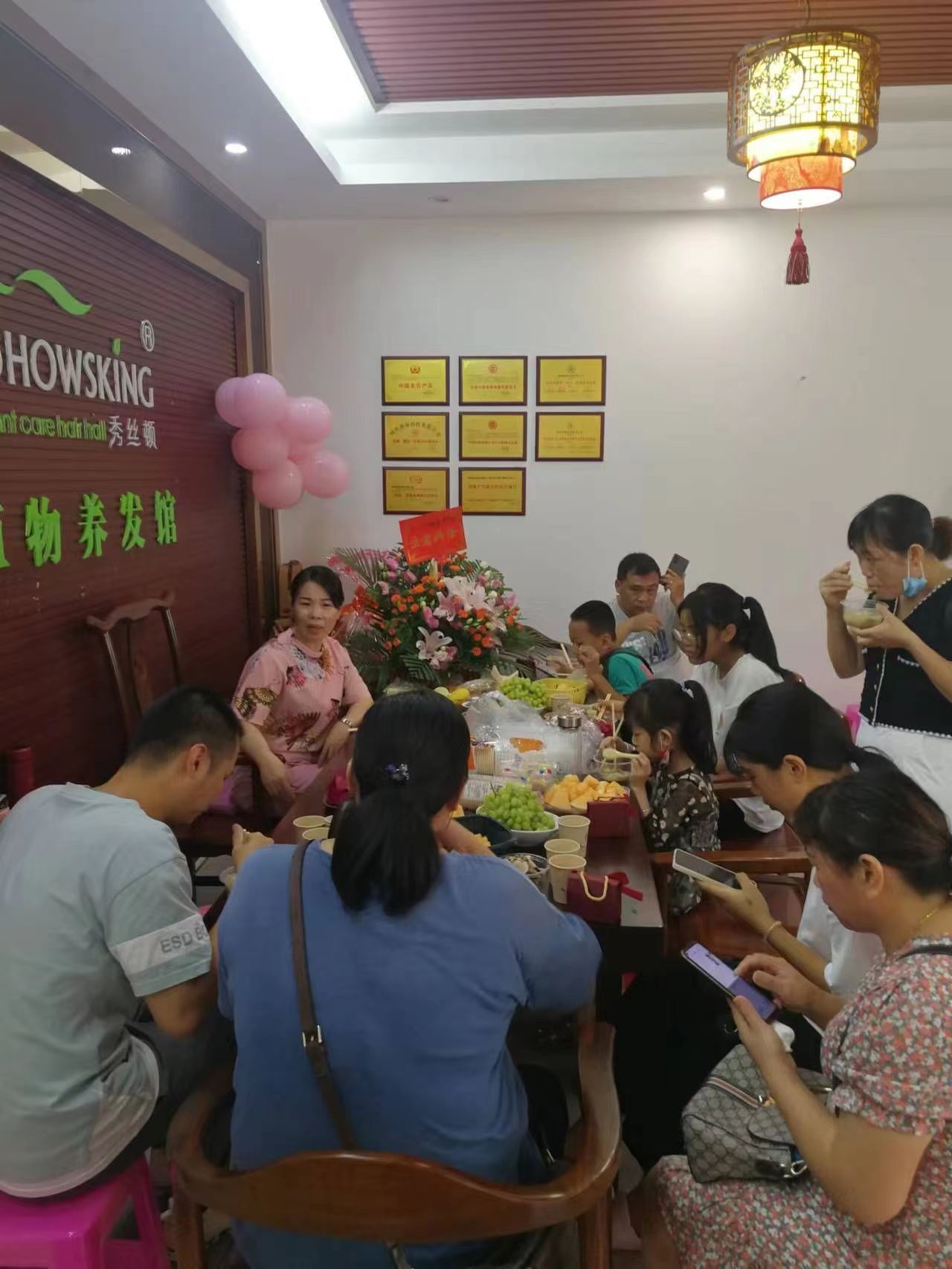 秀丝顿植物养发，不仅能够滋养头皮，促进头发生长，还能够有效地将白发养黑
