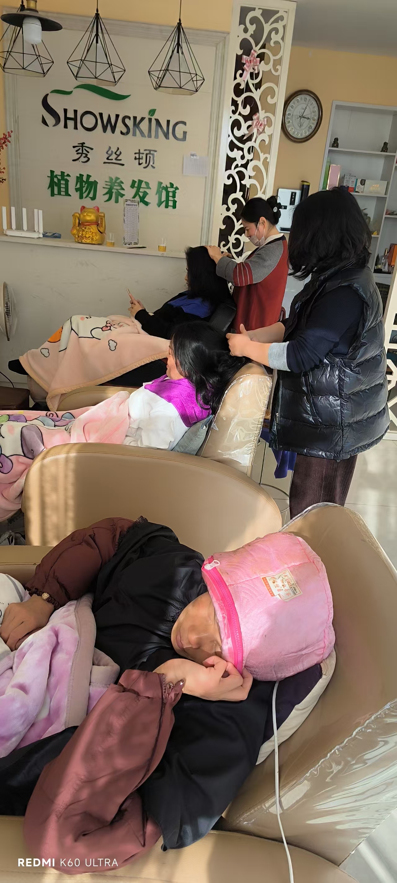 秀丝顿养发馆头疗采用传统手法进行学位按摩，梳疗，刮痧等改善睡眠质量，预防脱发，白发