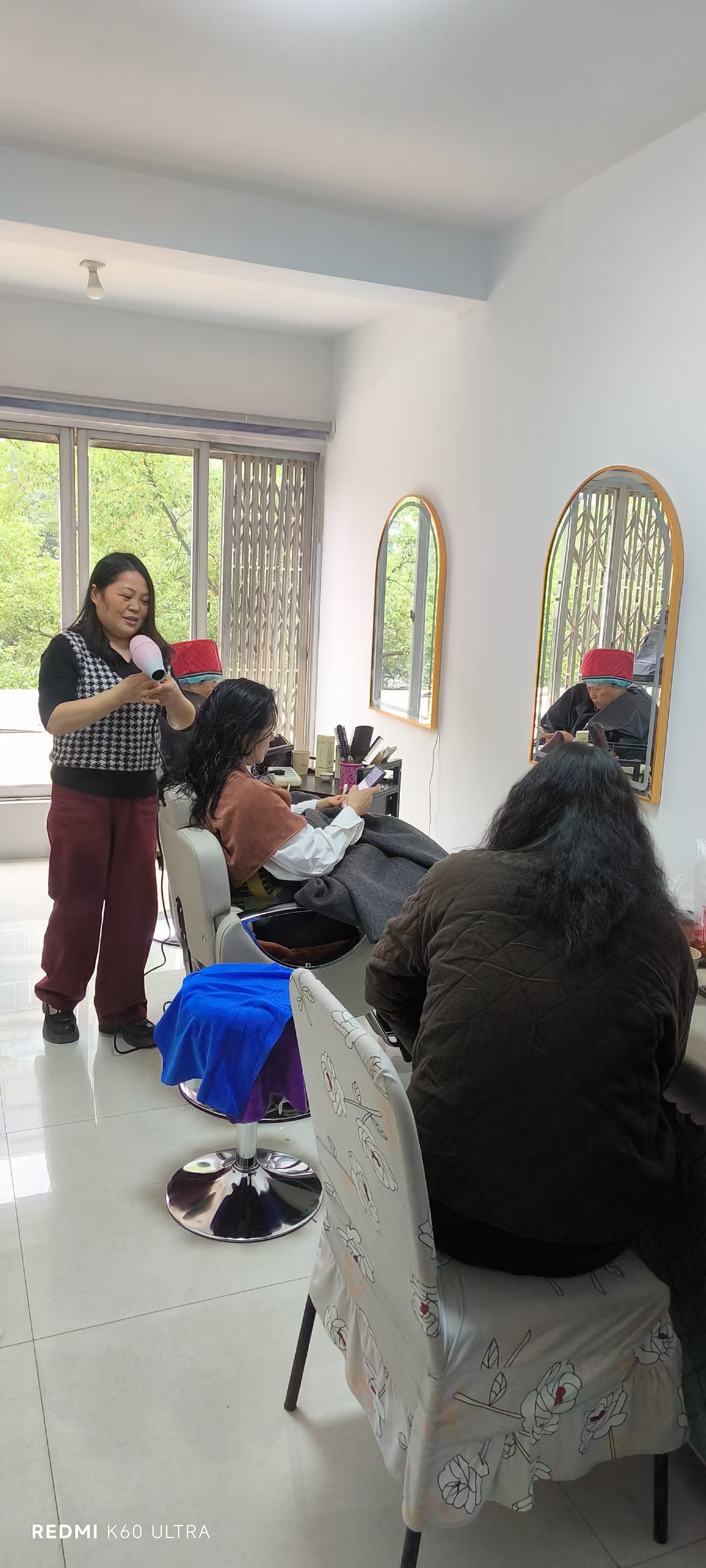 秀丝顿植物养发馆是一家专业护理头发的全国连锁加盟店，主要包括有植物染发，植物养发，头发护理。
