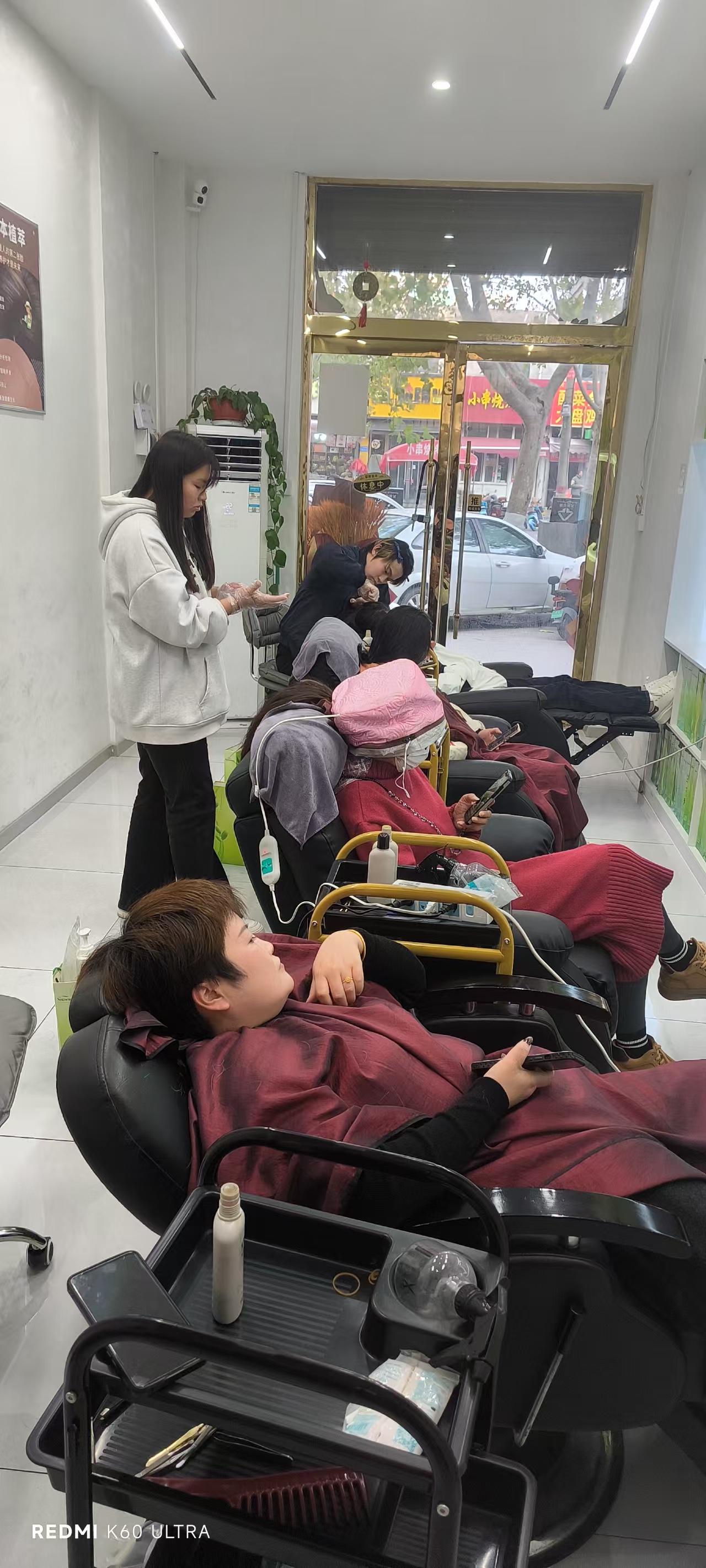 秀丝顿植物养发馆 头部理疗就是按摩，刮痧，梳疗等方法起到全身保健的作用