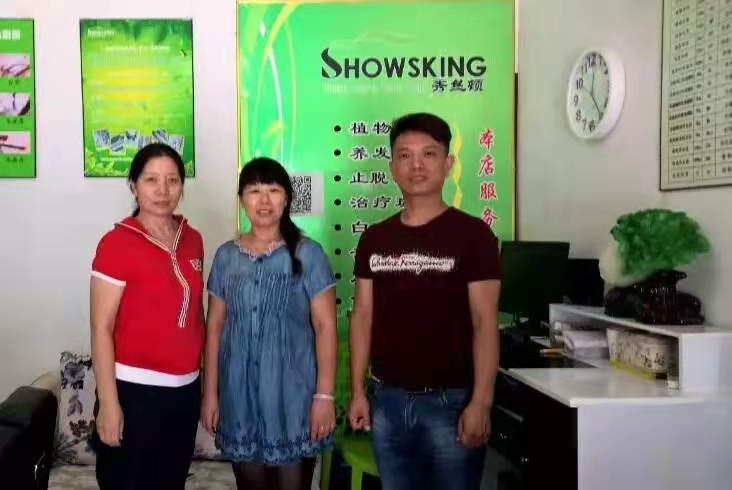 秀丝顿植物养发的产品可以滋润你的头发，从根部开始，让白发自然变黑