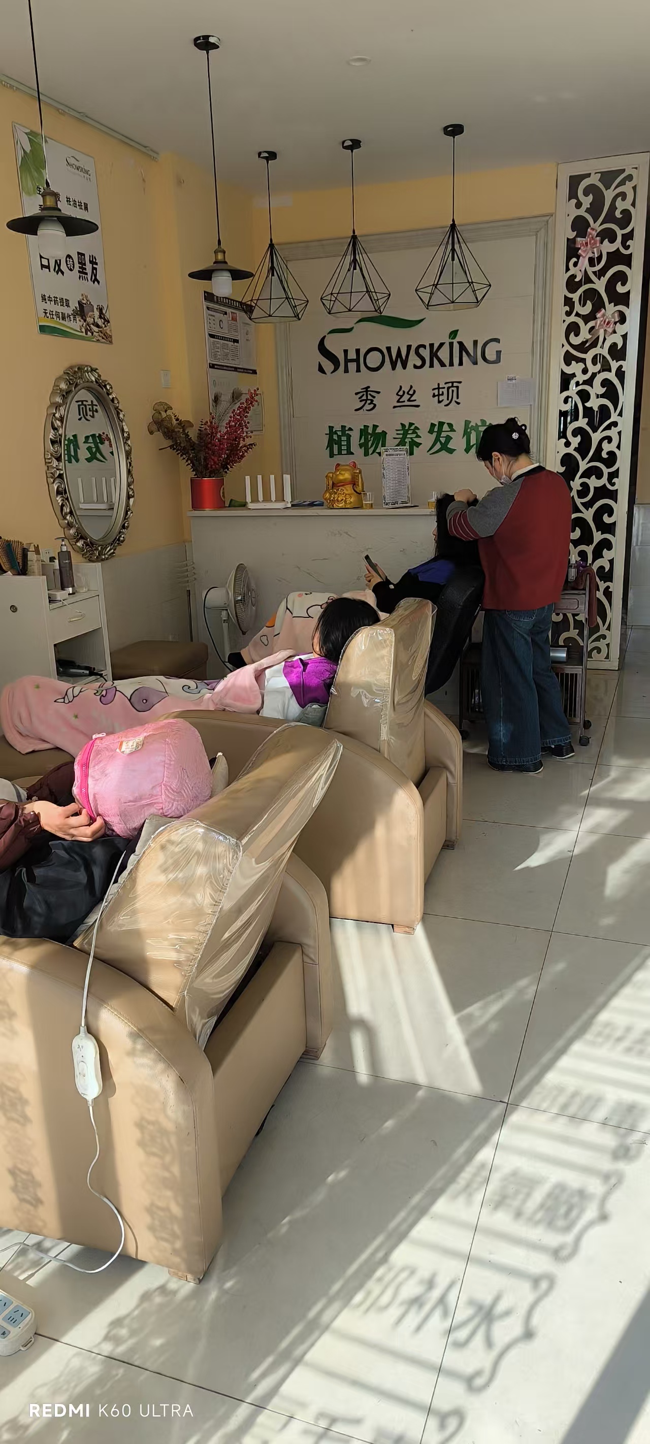 秀丝顿白发自然转黑产品是他们的最新力作，采用纯天然植物提取物，无任何化学添加剂