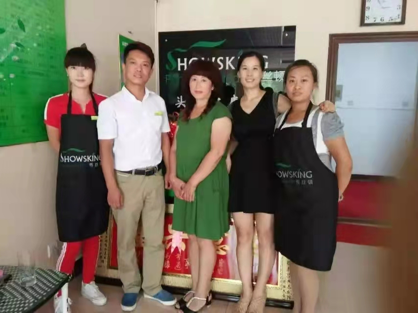 秀丝顿植物养发馆的中药制剂采用了多种天然植物提取物，改善白发、防止脱发