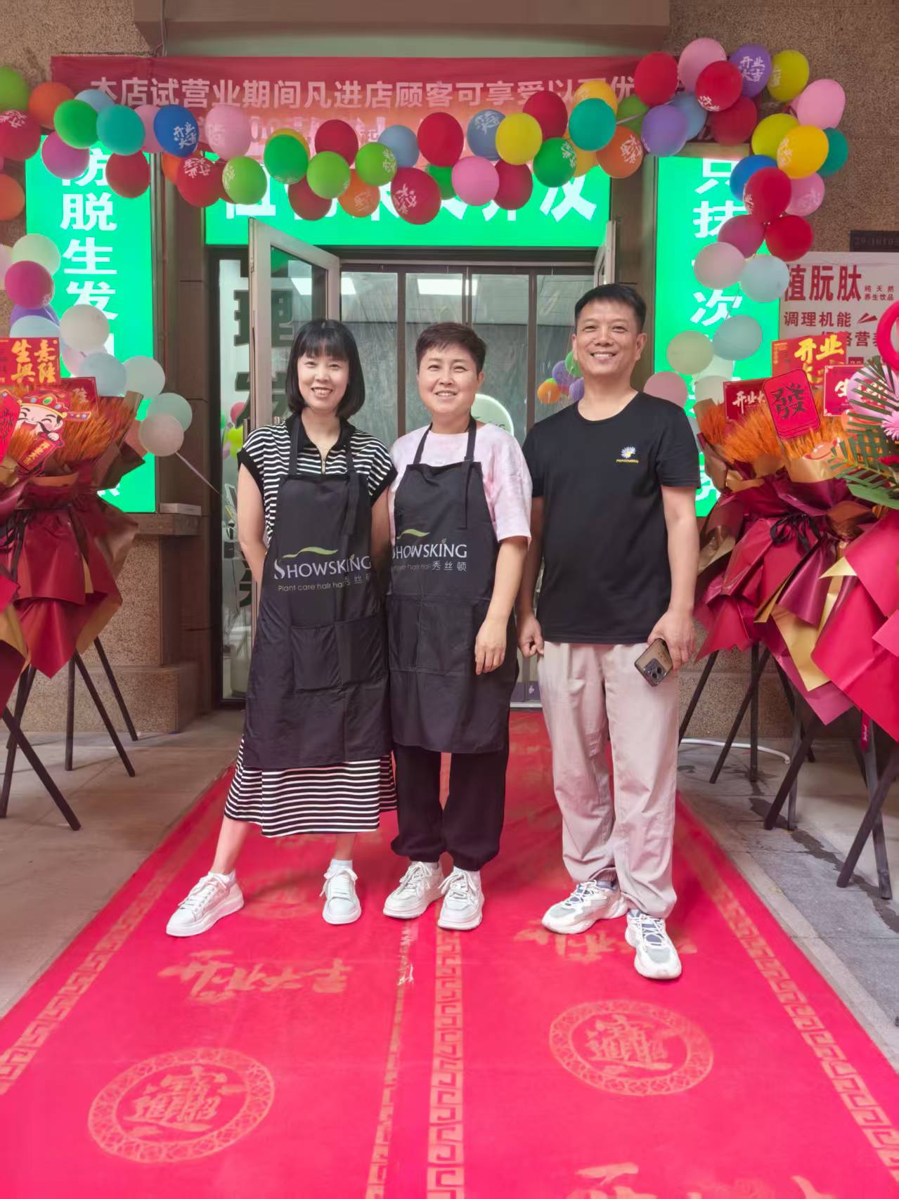 秀丝顿养发馆头疗采用传统手法进行学位按摩，梳疗，刮痧等改善睡眠质量，预防脱发，白发